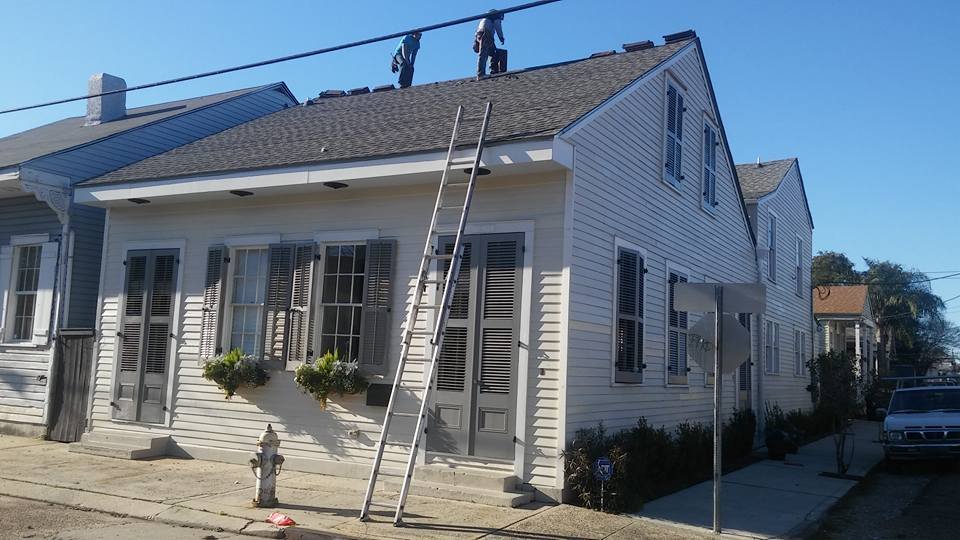 Roof crew doing a complete roof replacenment in Uptown New Orleans of Archictectural shingles